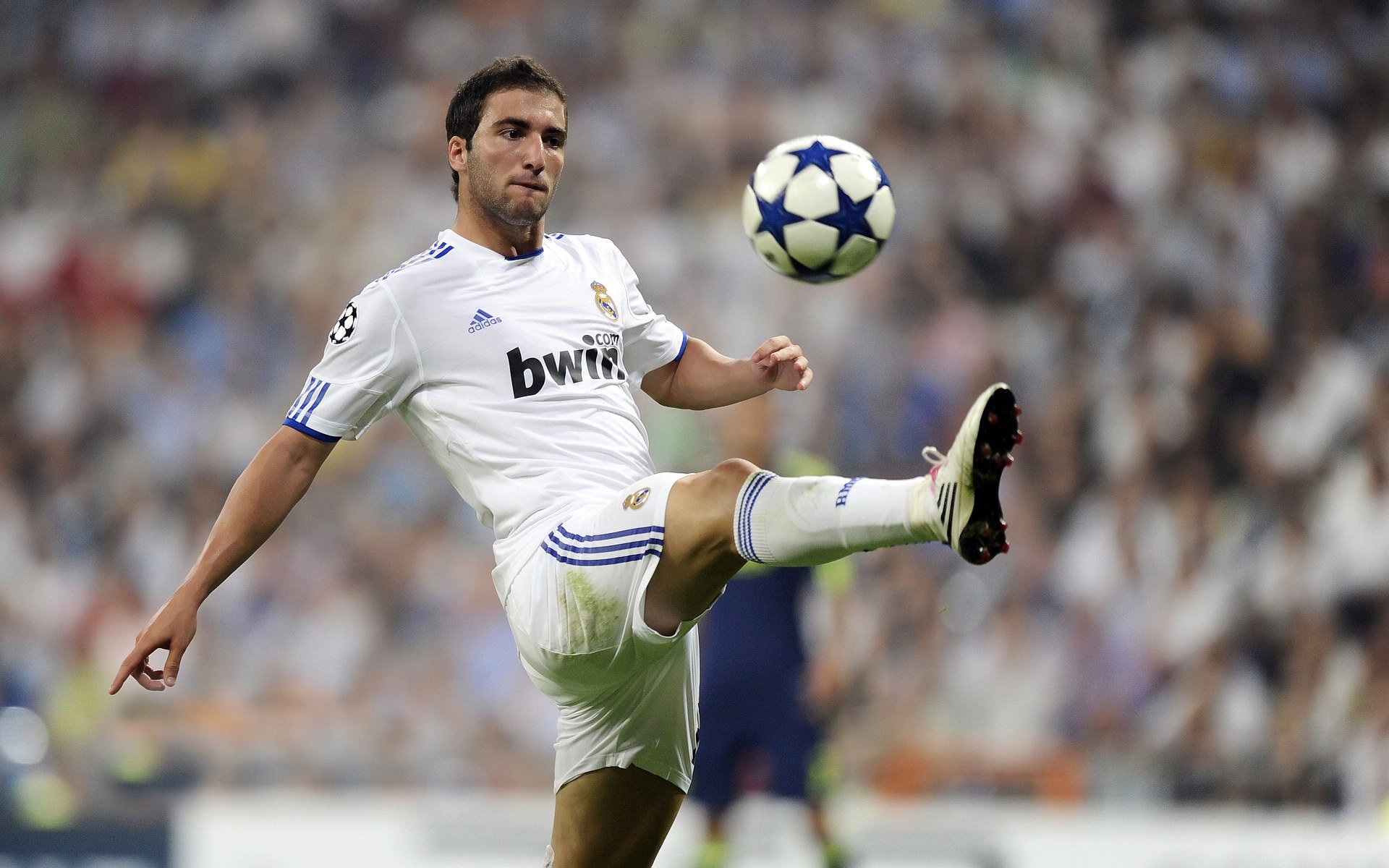 尤文图斯主场迎战高速进攻的那不勒斯，战况激烈，尤文 那不勒斯